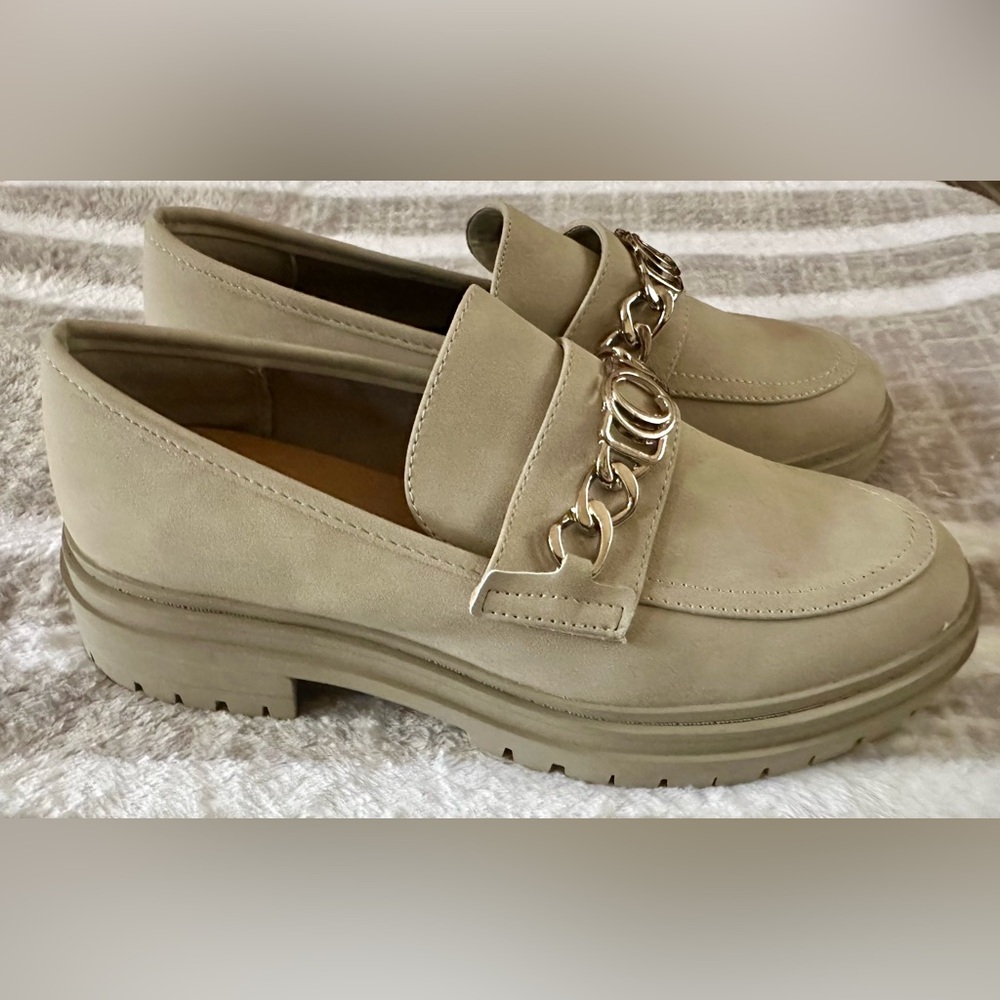 NWT New Women's Chaps Baaily Tan Loafers with Chain Detail & Lug Sole